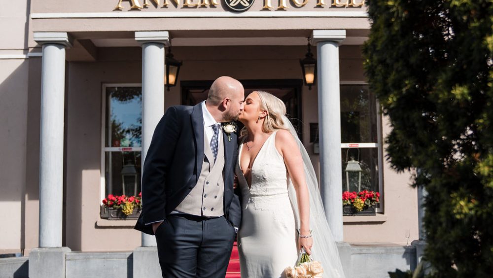 wedding couple kissing at Anner Hotel